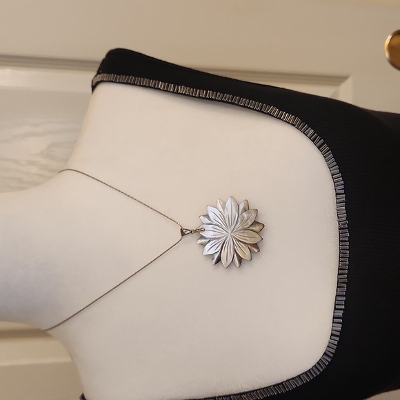 NWT Cookie Lee Vintage Silvertone Floral Shell 2 In 1 Pendant Necklace - Picture 2 of 11